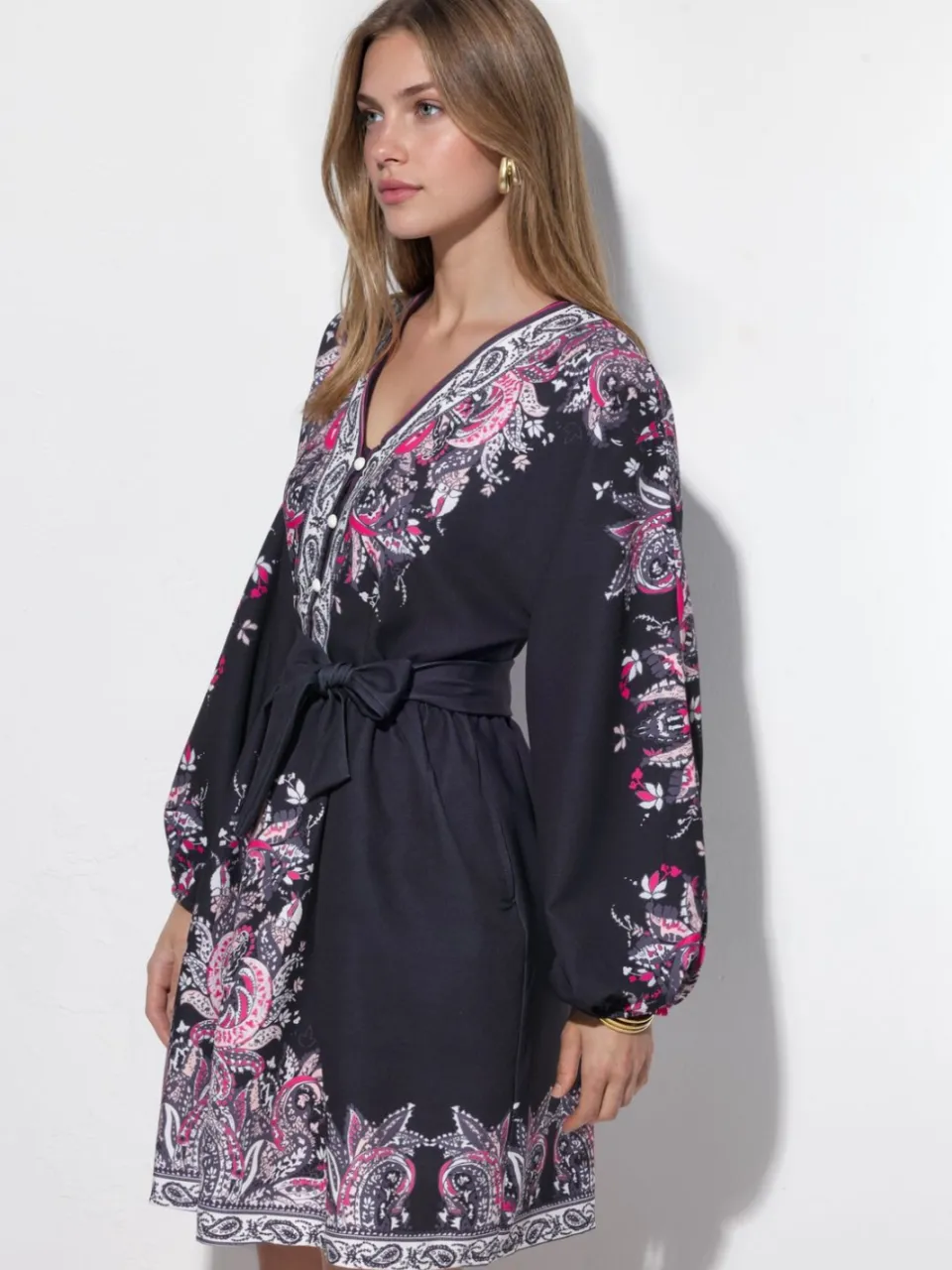 MSN Collection Gestrikt Mini-Jurk met V-hals in Paisley zwart, foto 2