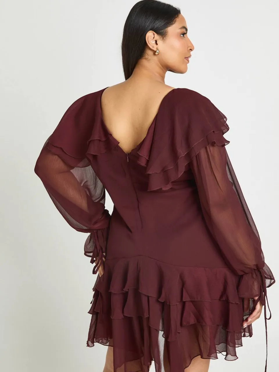 boohoo Dames Plus Chiffon Ruches Mini Jurk chocoladebruin, foto 2