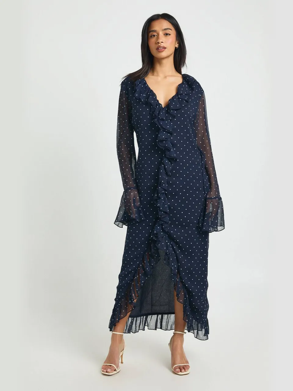 boohoo Dames Petite Chiffon Polkadot Ruffle Detail Midi Jurk Marineblauw