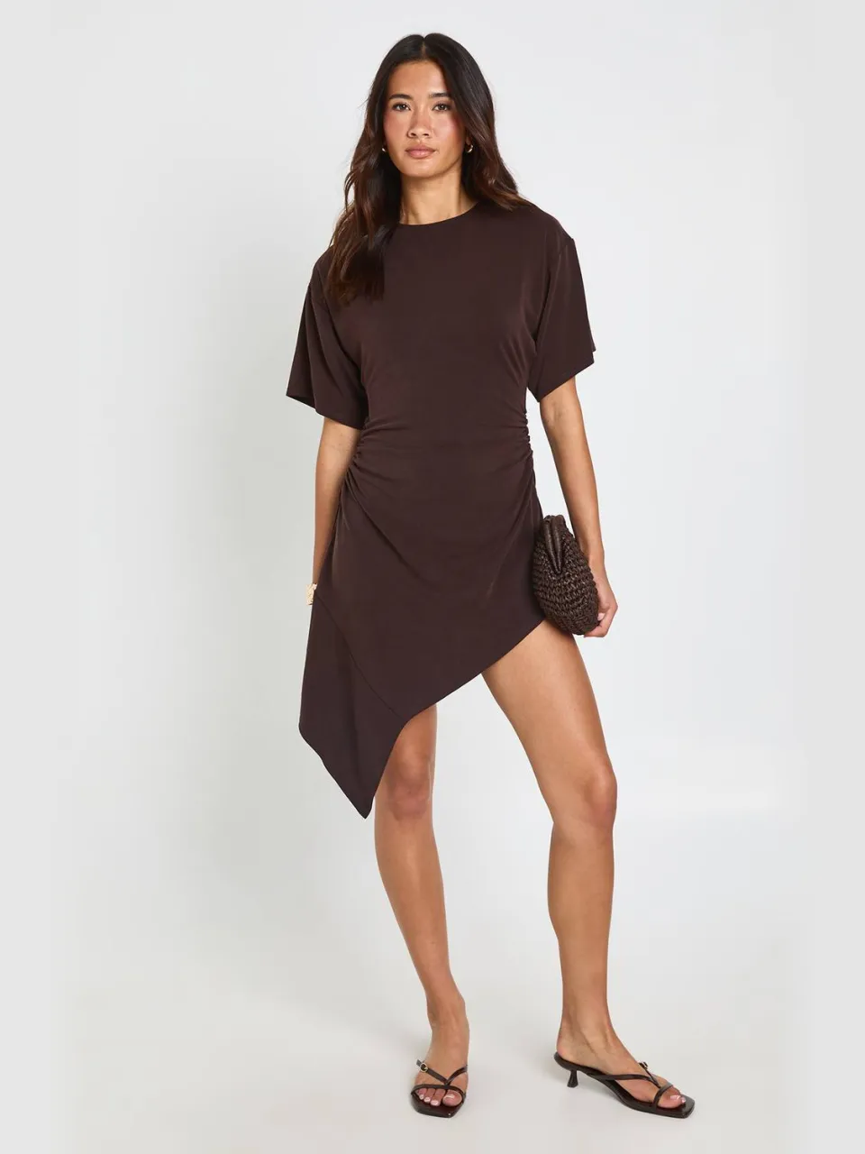 boohoo Dames T-shirt Jurk Met Ronde Hals, Schoudervulling En Drapeerdetail mokka, foto 3
