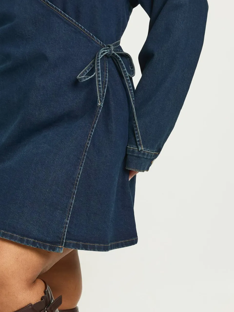 boohoo Dames Plus Denim Wikkel Jurk, foto 3