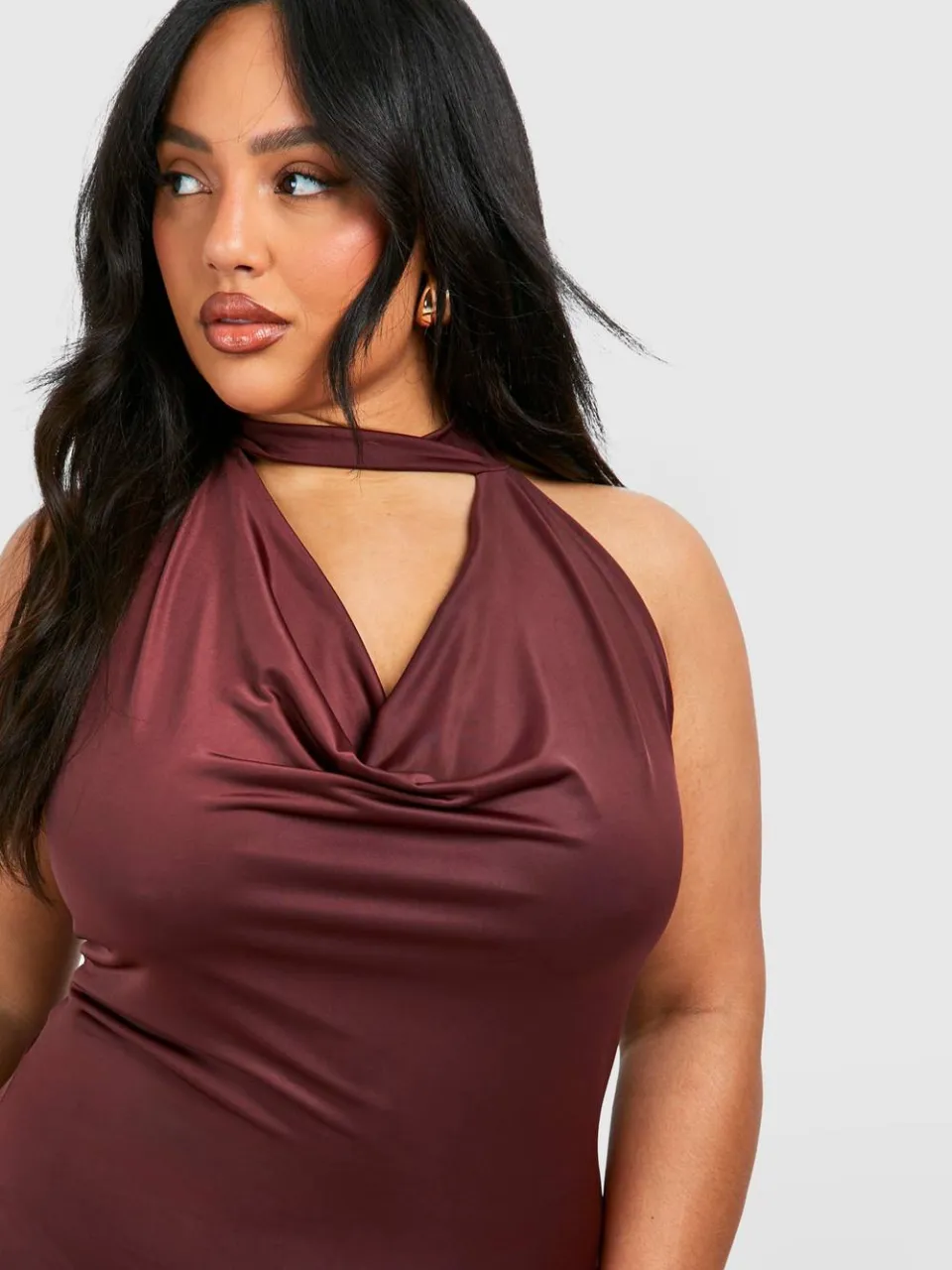 boohoo Dames Plus Drape Halterneck Slinky Maxi Jurk kersen, foto 3