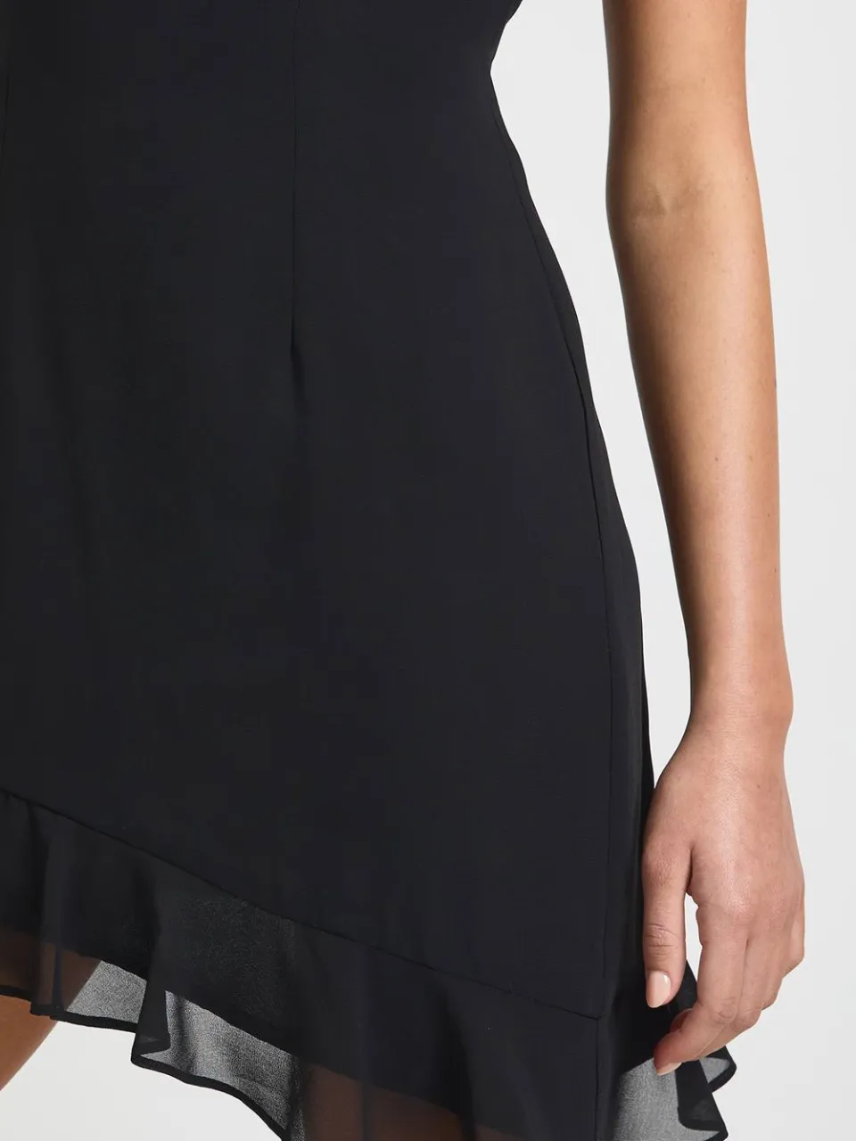 boohoo Dames Chiffon Mini Jurk met Ruche Detail en Asymmetrische Snit zwart, foto 4