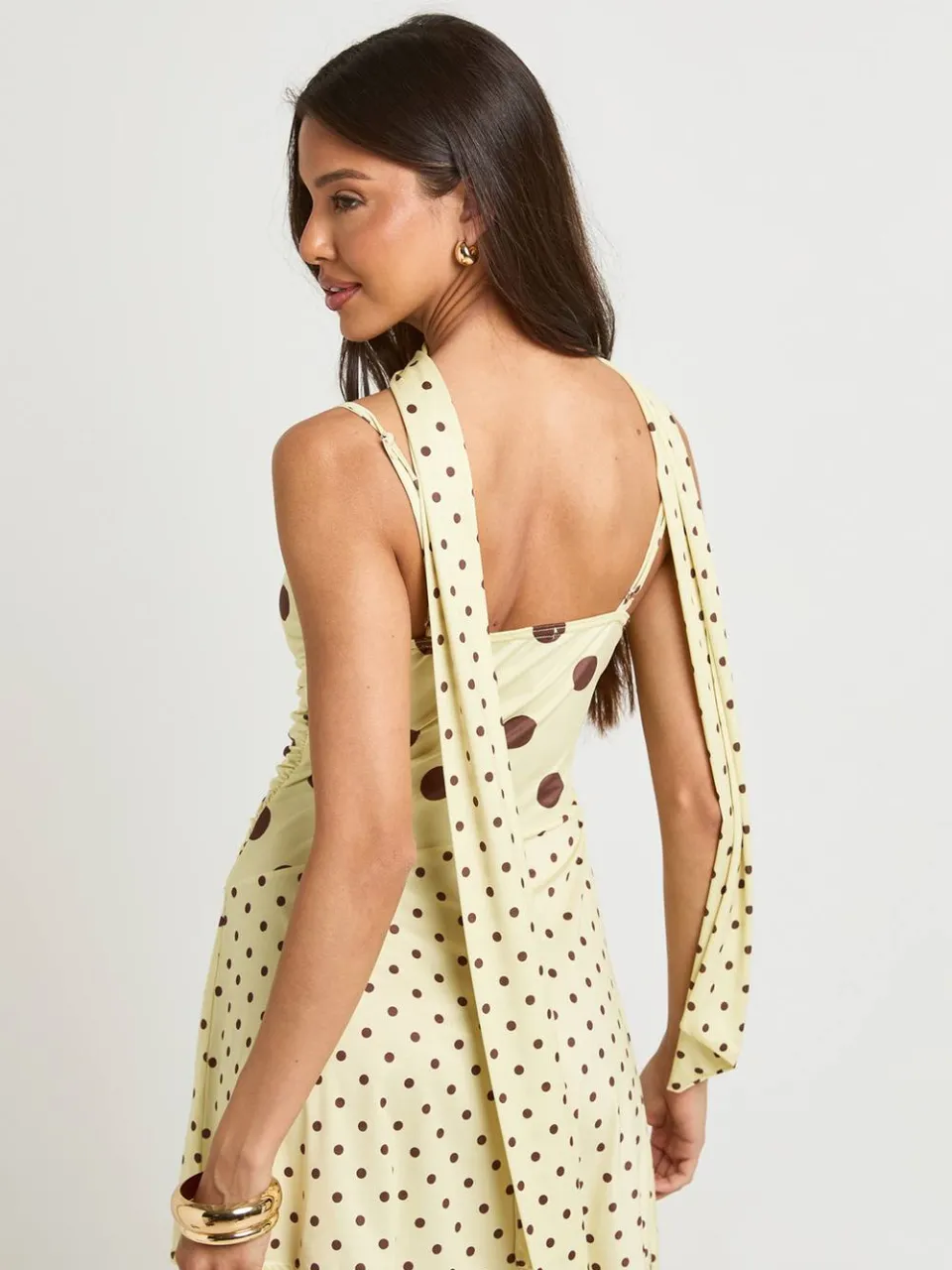 boohoo Dames Mini-jurk Met Tonale Polkadot En Sjaalachtig Detail citroen, foto 3