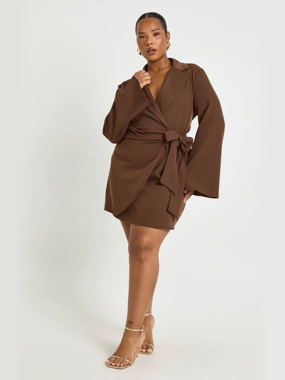 boohoo Dames Plus op maat gemaakte blazerjurk met bandgebonden taille chocoladebruin, foto 3