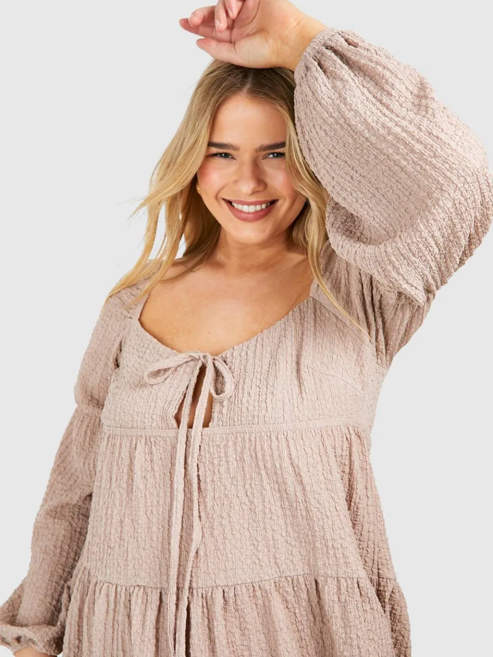 boohoo Dames Plus Getextureerde Getrapte Smockjurk light stone, foto 4