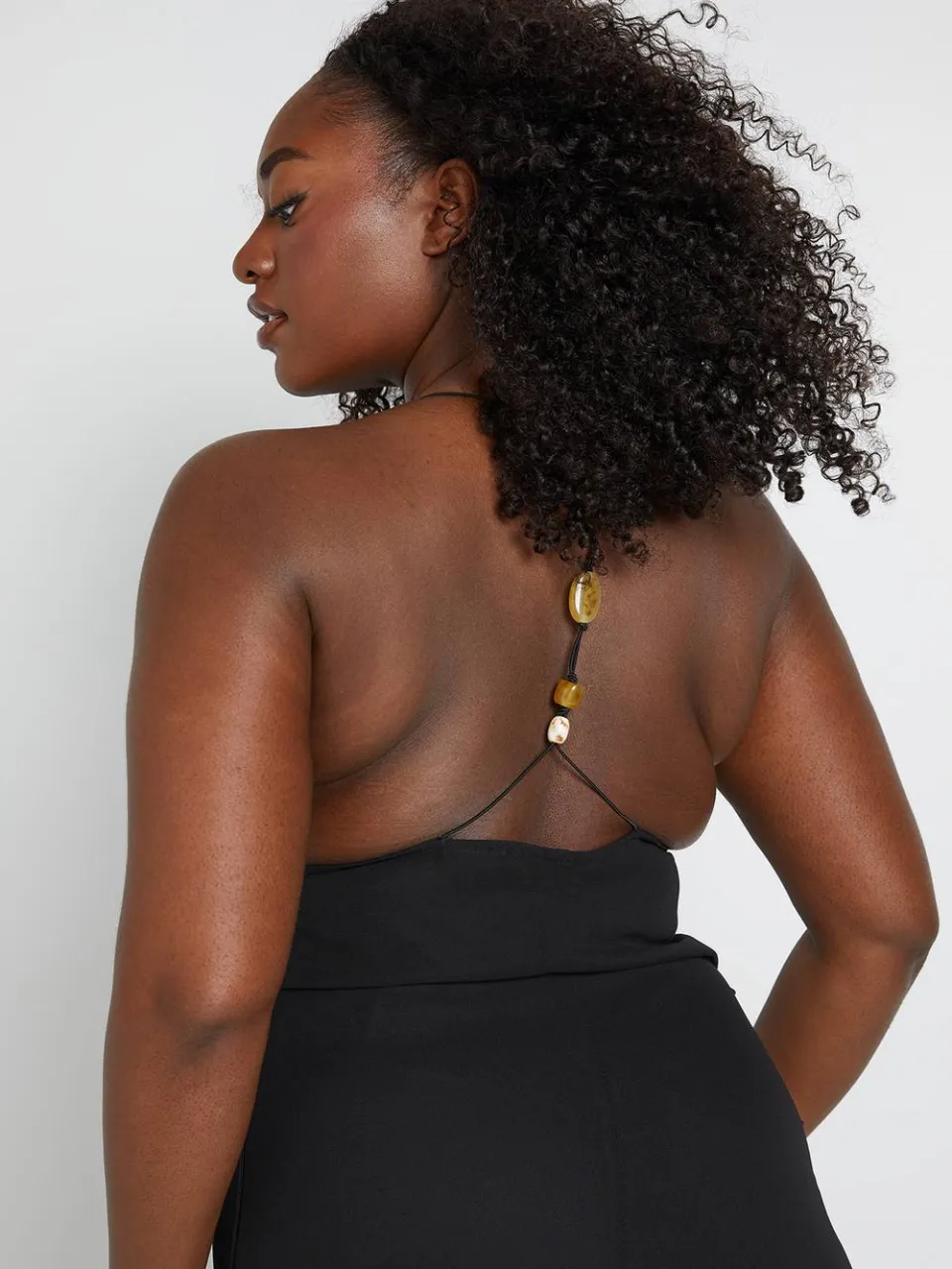 boohoo Dames Plus Hoge Waterval Halslijn Open Rug Kralendetail Maxi Jurk zwart, foto 3