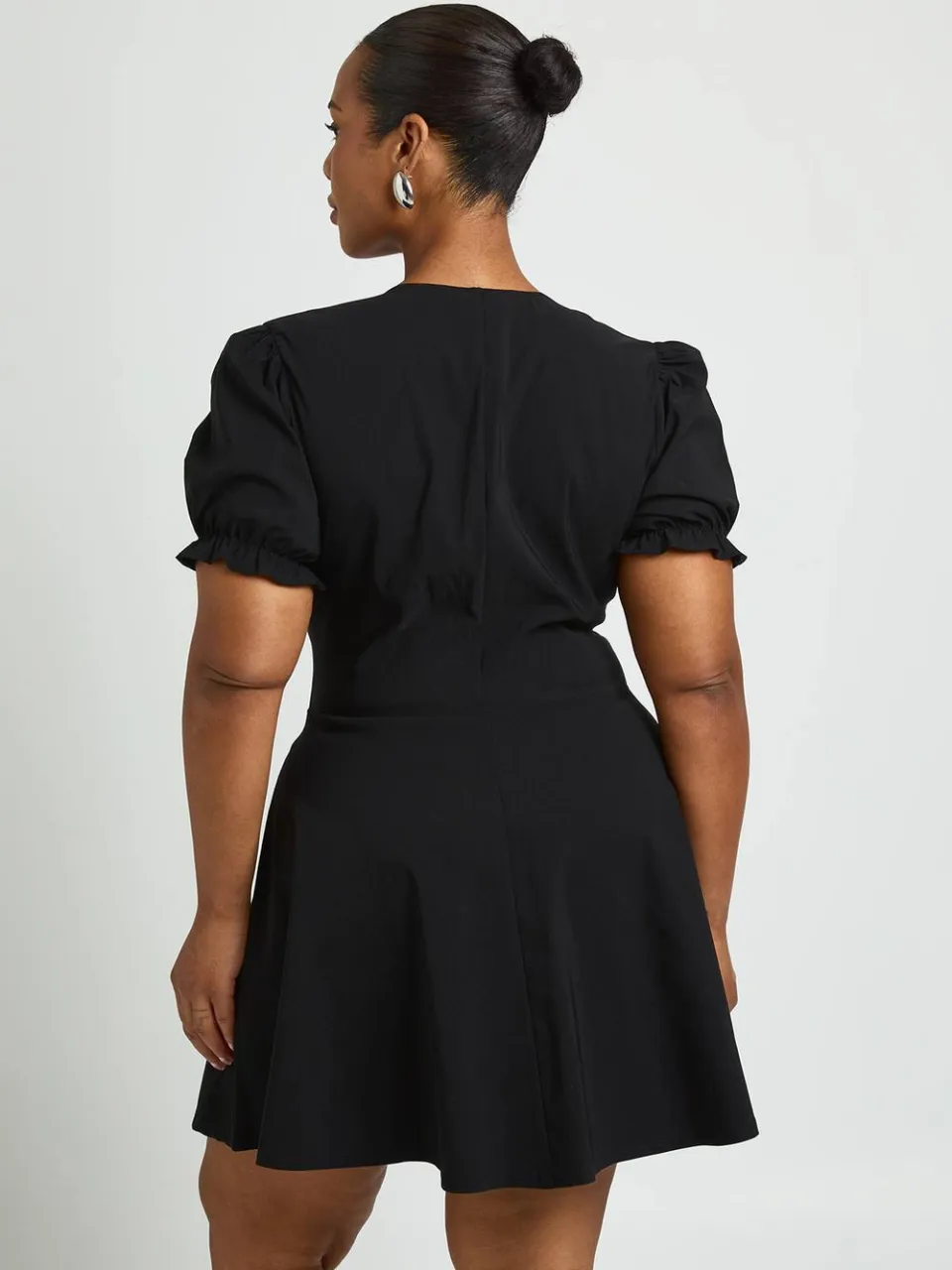 boohoo Dames Plus V-hals Pofmouw Smock Jurk zwart, foto 3