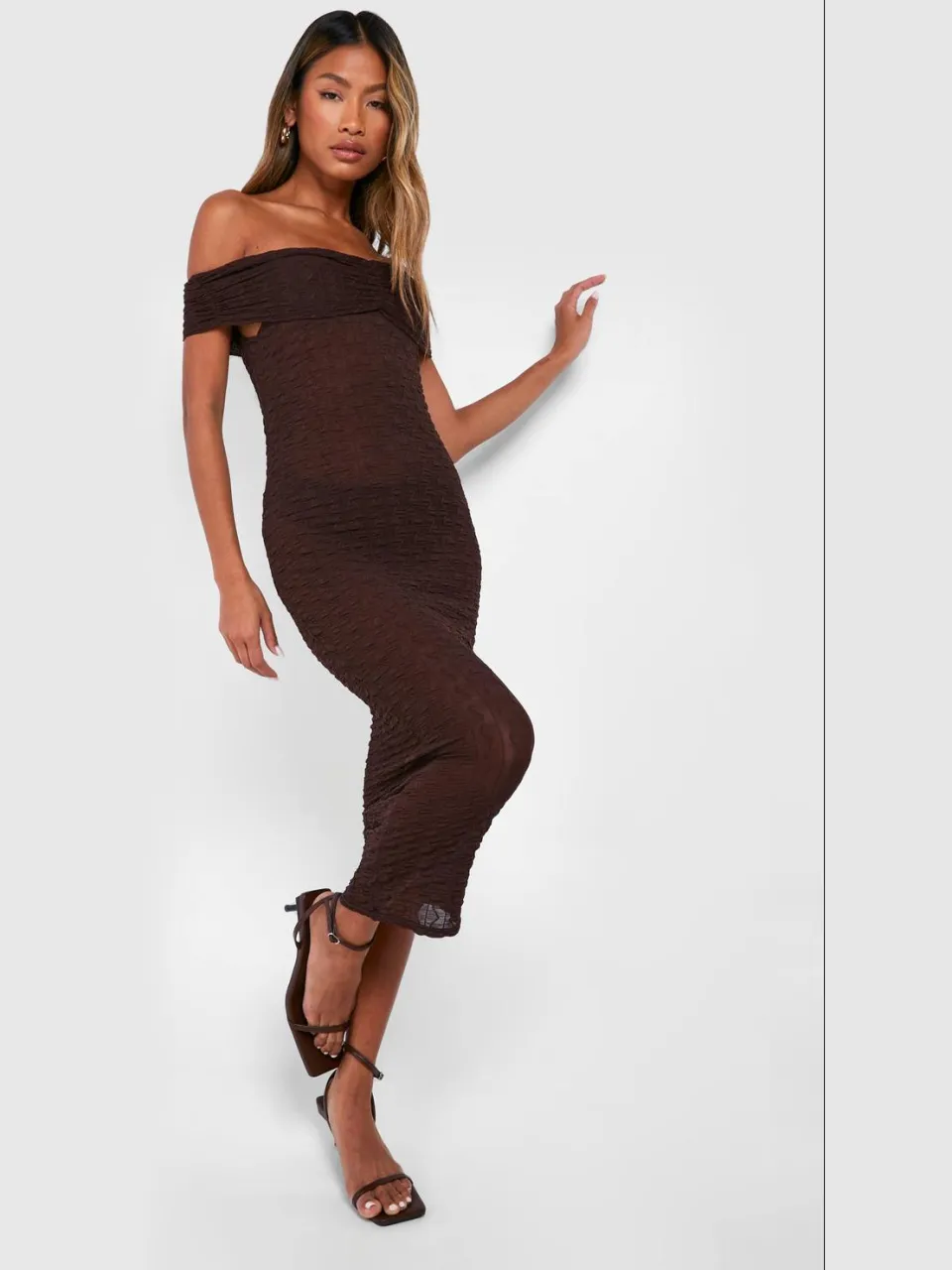 boohoo Dames Bardot geruichte textuur midaxi-jurk chocoladebruin, foto 2