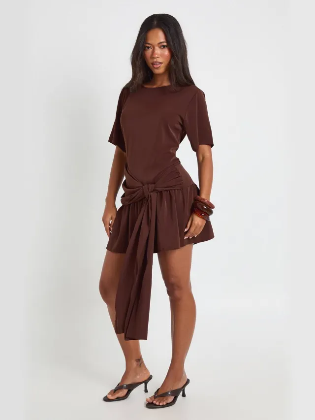 boohoo Dames Mini-jurk Met Strikceintuur En Asymmetrische Zoom Van Geweven Stof Espresso