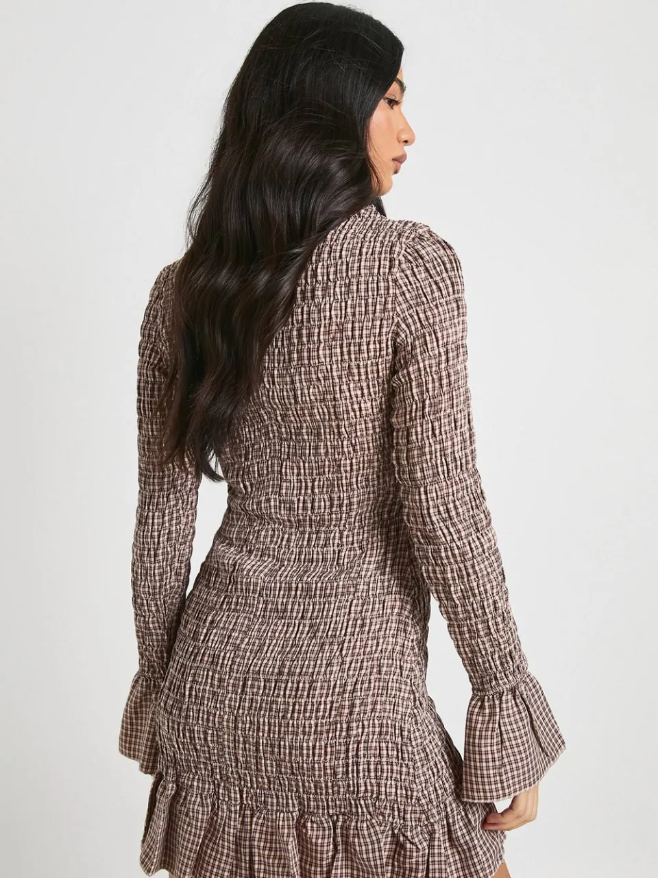 boohoo Dames Check Shirred Mini Jurk met Lange Mouwen bruin, foto 2