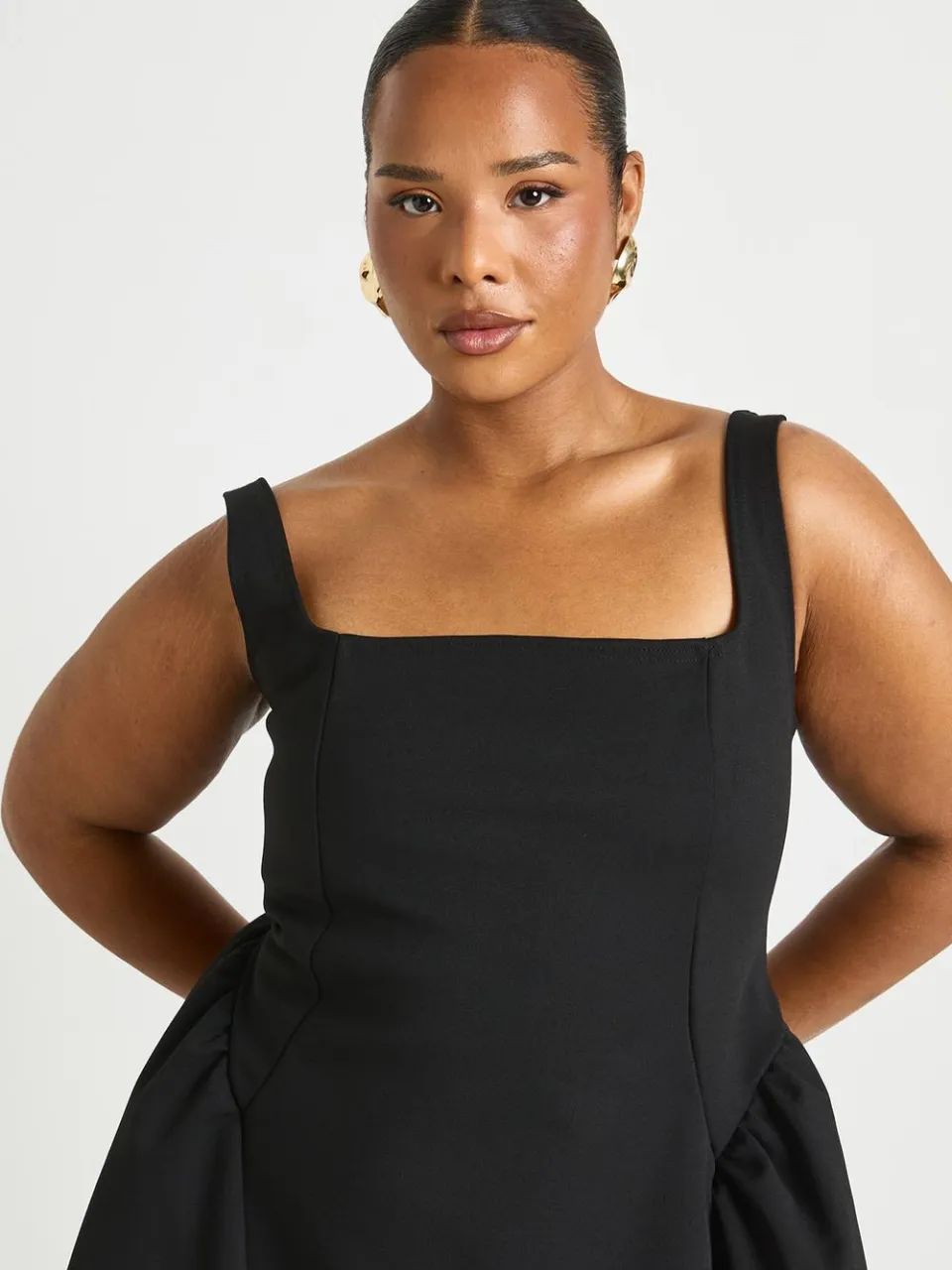 boohoo Dames Plus bandjesjurk met vierkante hals en skaterstijl zwart, foto 4