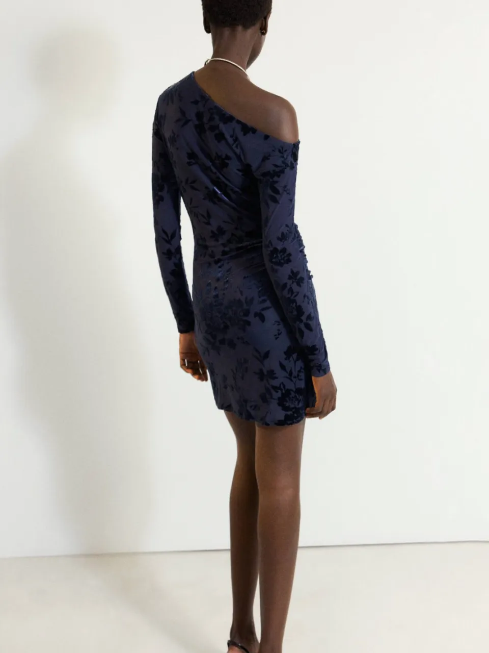 Mango one shoulder korte jurk met print - marineblauw, foto 3