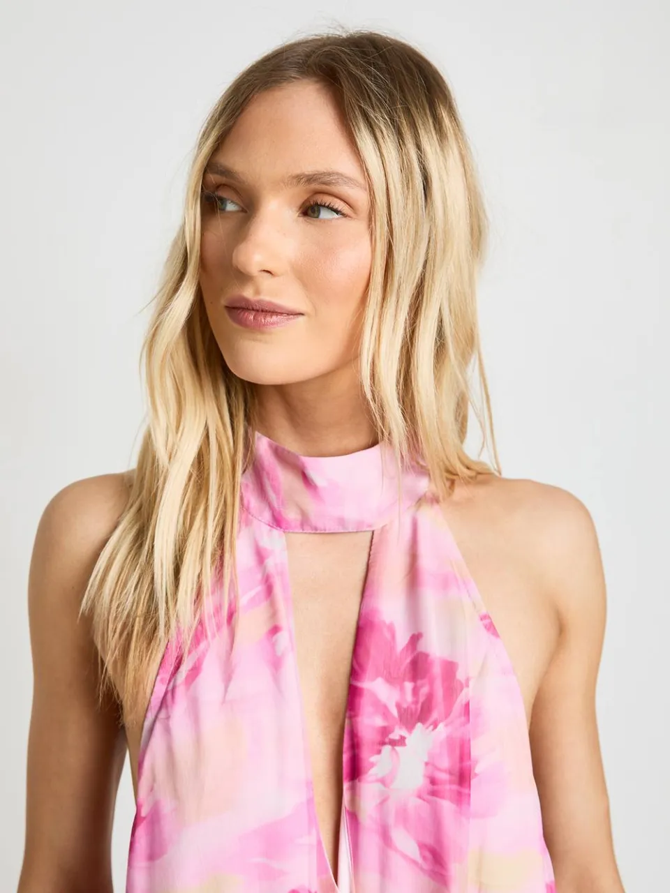 boohoo Dames Petite Bloemrijke Maxi Jurk Met Hoge Hals En Plooien roze, foto 4