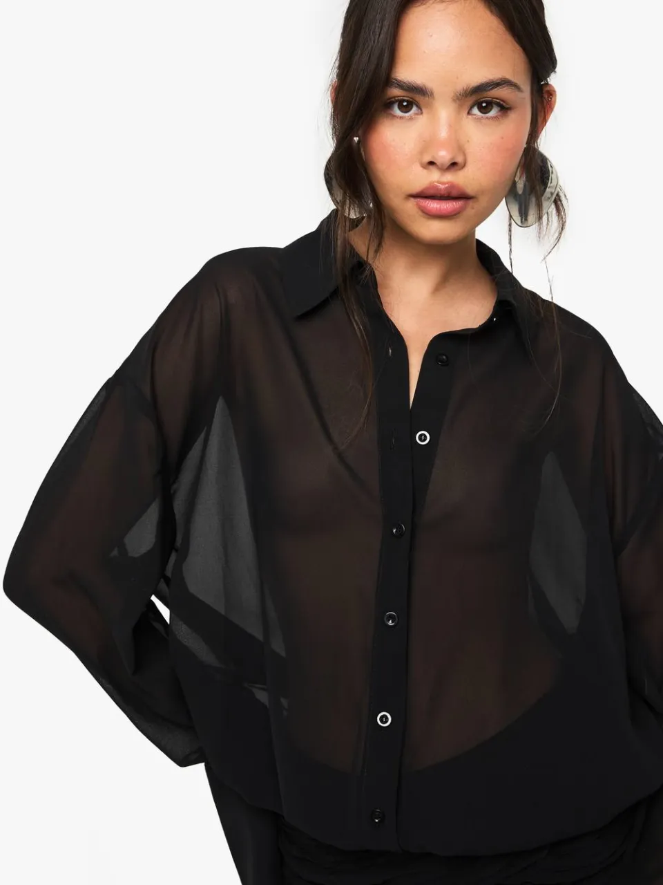 boohoo Dames Chiffon overhemdjurk met verlaagde taille en geraffelde details zwart, foto 4