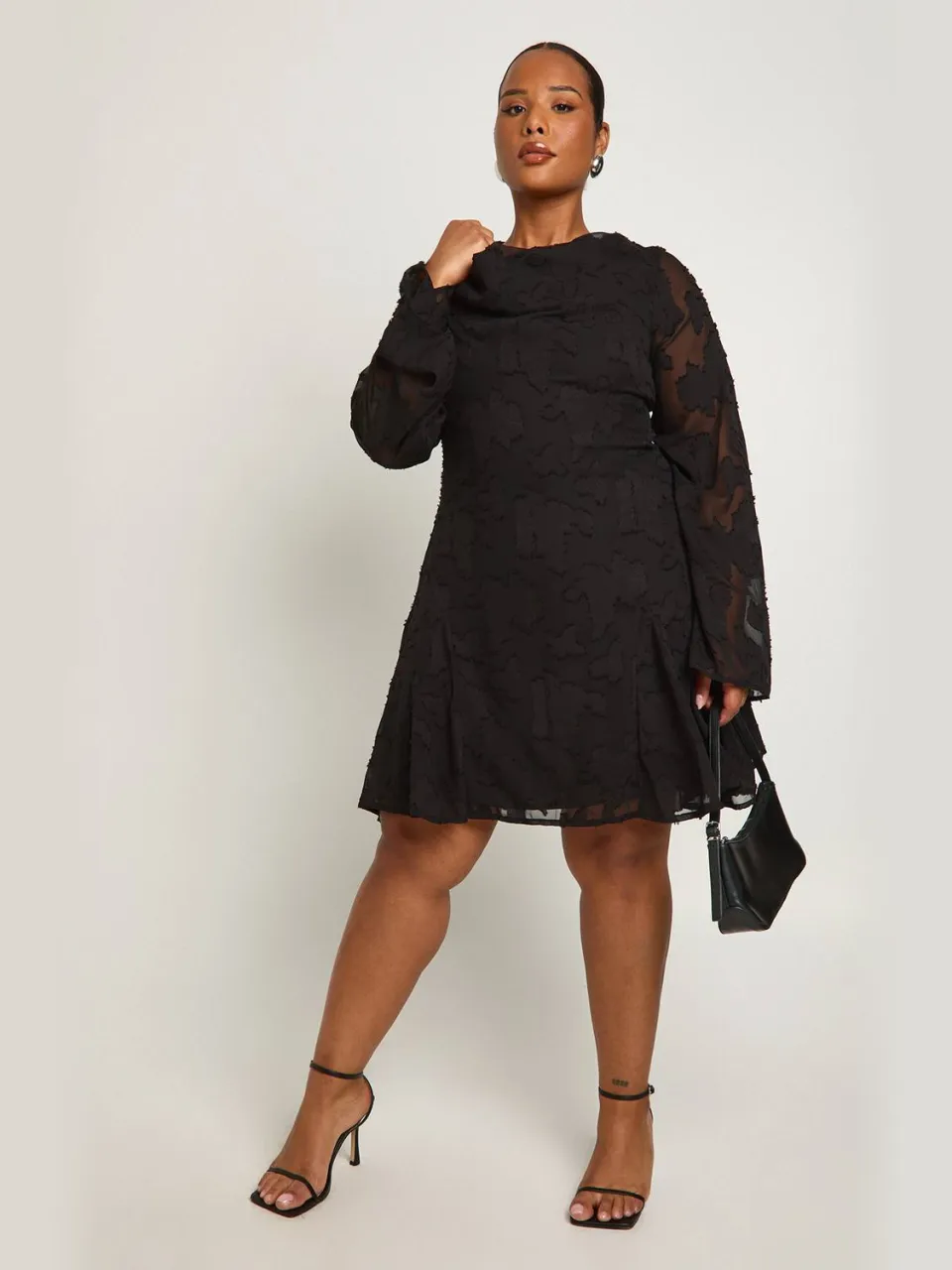 boohoo Dames Plus Burnout cowl-hals jurk met ruches aan de voorkant in skaterstijl zwart, foto 3