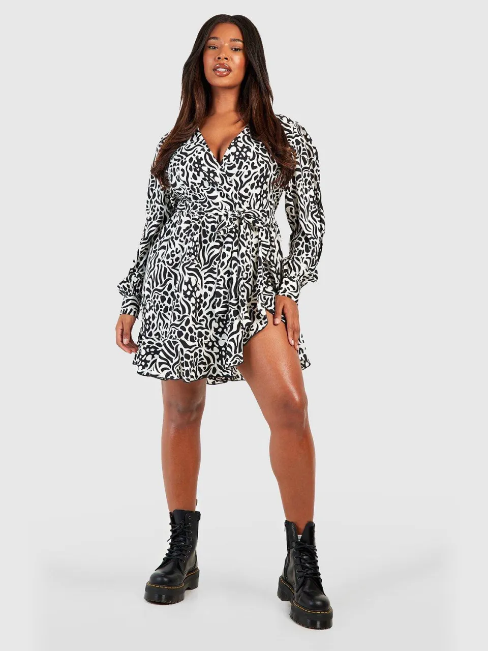 boohoo Dames Plus Zebra Wikkeljurk met ruches in skaterstijl zwart, foto 2