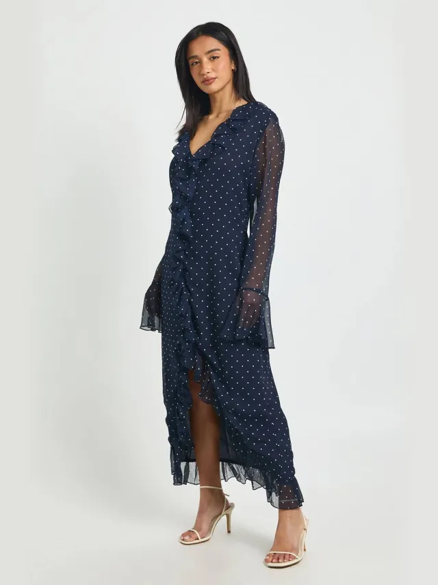 boohoo Dames Petite Chiffon Polkadot Ruffle Detail Midi Jurk marineblauw, foto 2
