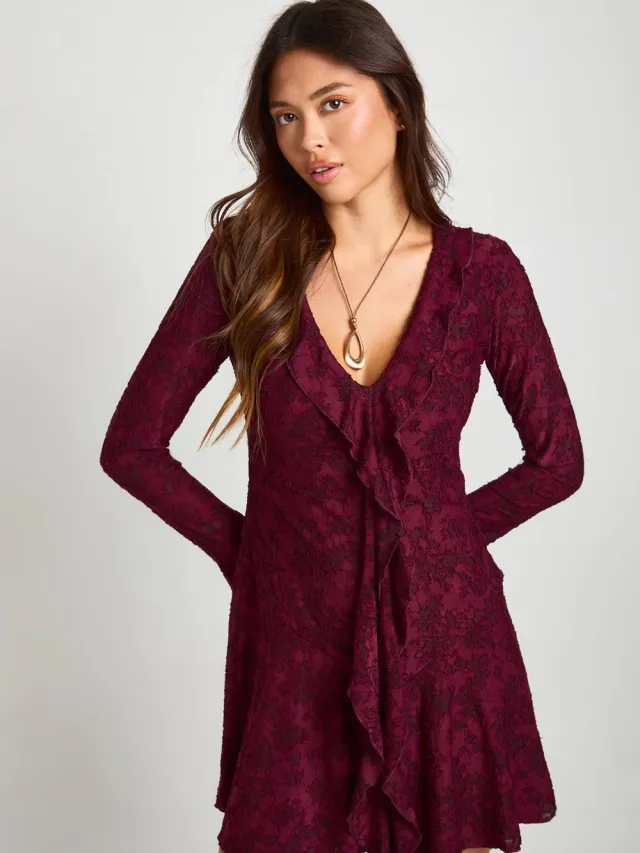 boohoo Dames Burnout Bloemen Ruches Voorkant Mini Jurk Bordeaux Rood