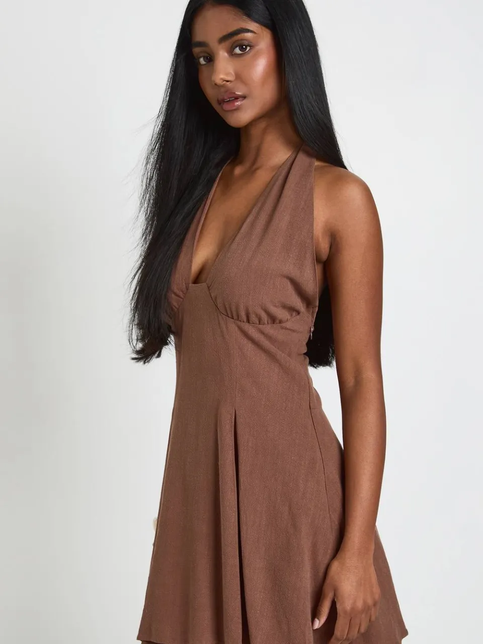 boohoo Dames Linnen-look Mini Jurk Met Geplooid Buste En Halternek chocoladebruin, foto 3