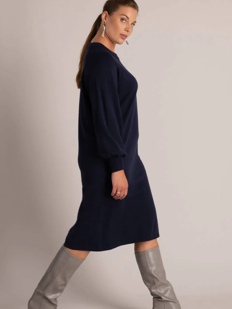 Yest Curve Plus Size gebreide midi jurk met ceintuur - donkerblauw, foto 3