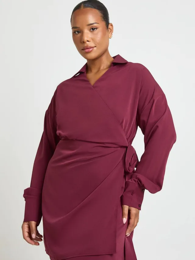 boohoo Dames Plus Wikkel Shirt Jurk Met Gerimpelde Zijkant Bordeaux Rood