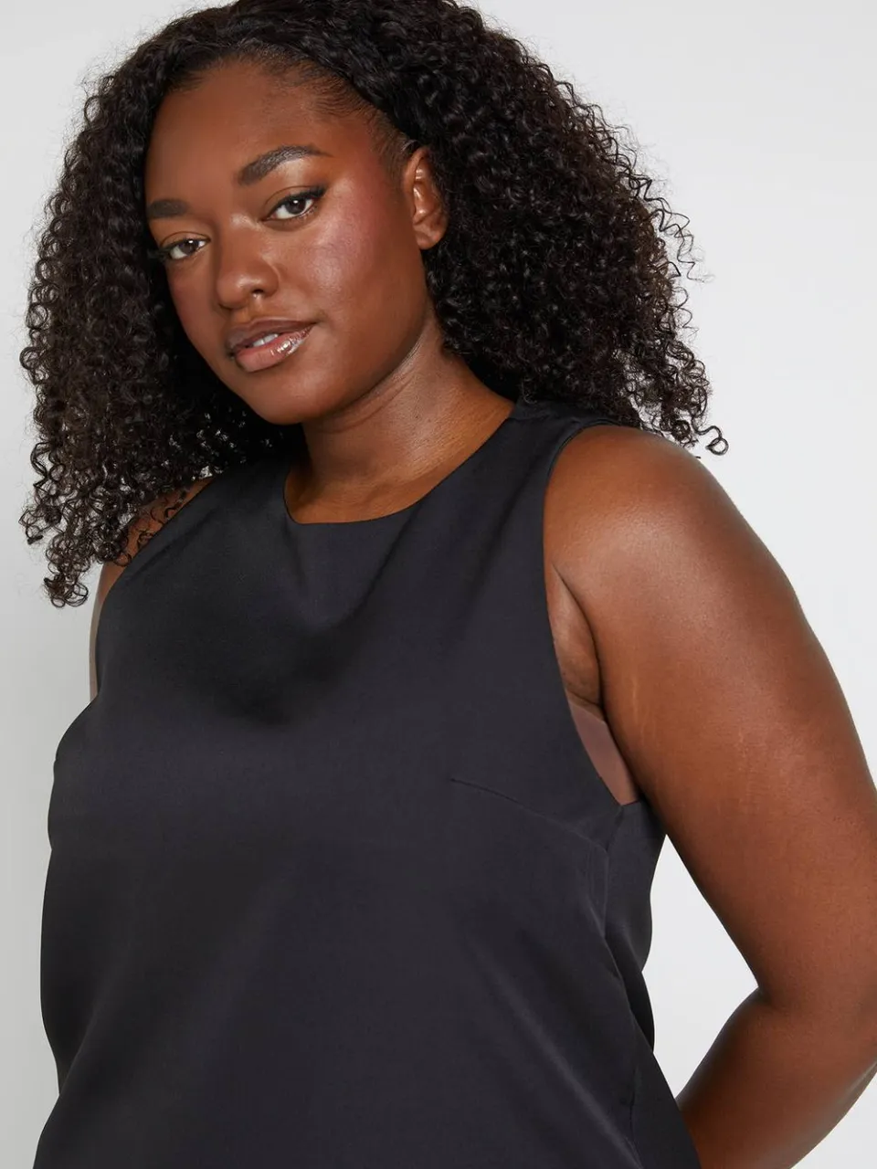 boohoo Dames Plus Mini Jurk Met Racerhals En Ruches Zoom zwart, foto 4