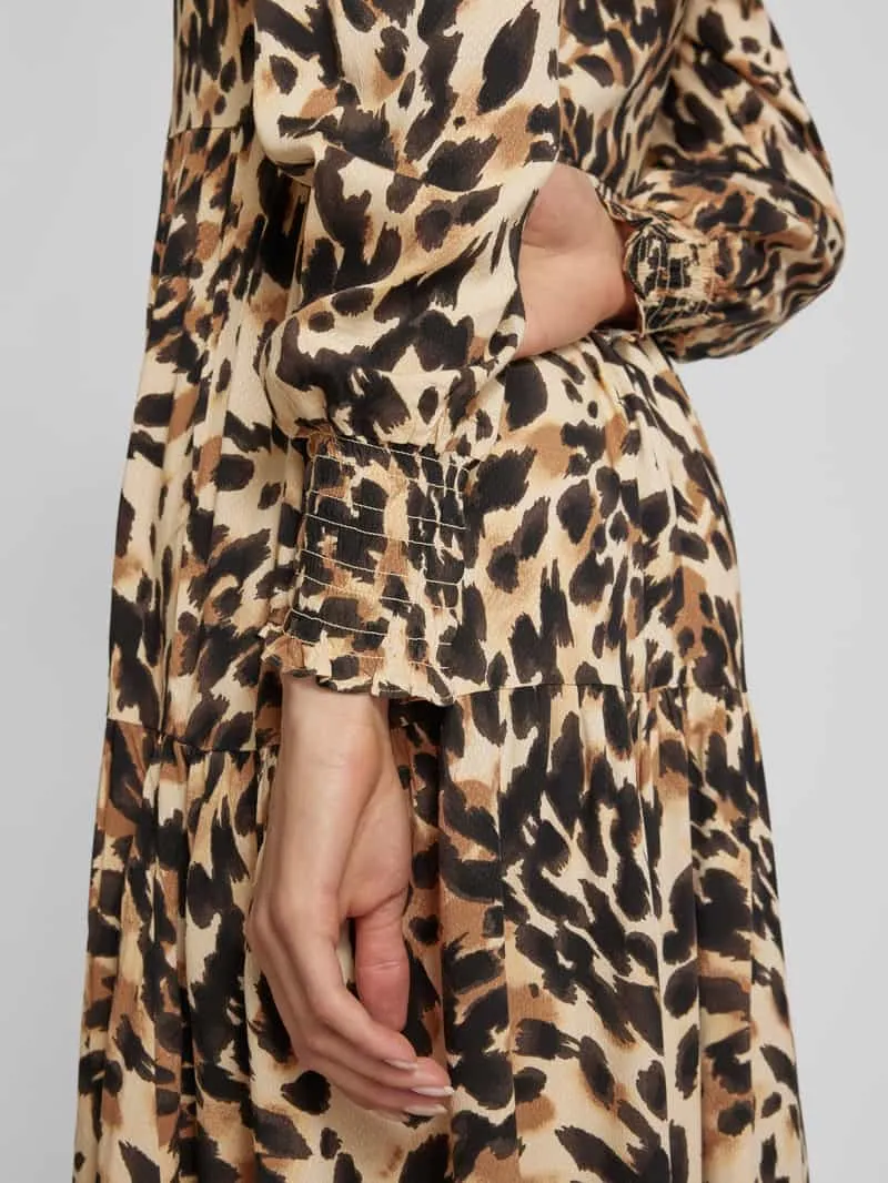 Yas Midi-jurk met smokdetails, model 'ALIRA' lichtbruin, foto 3