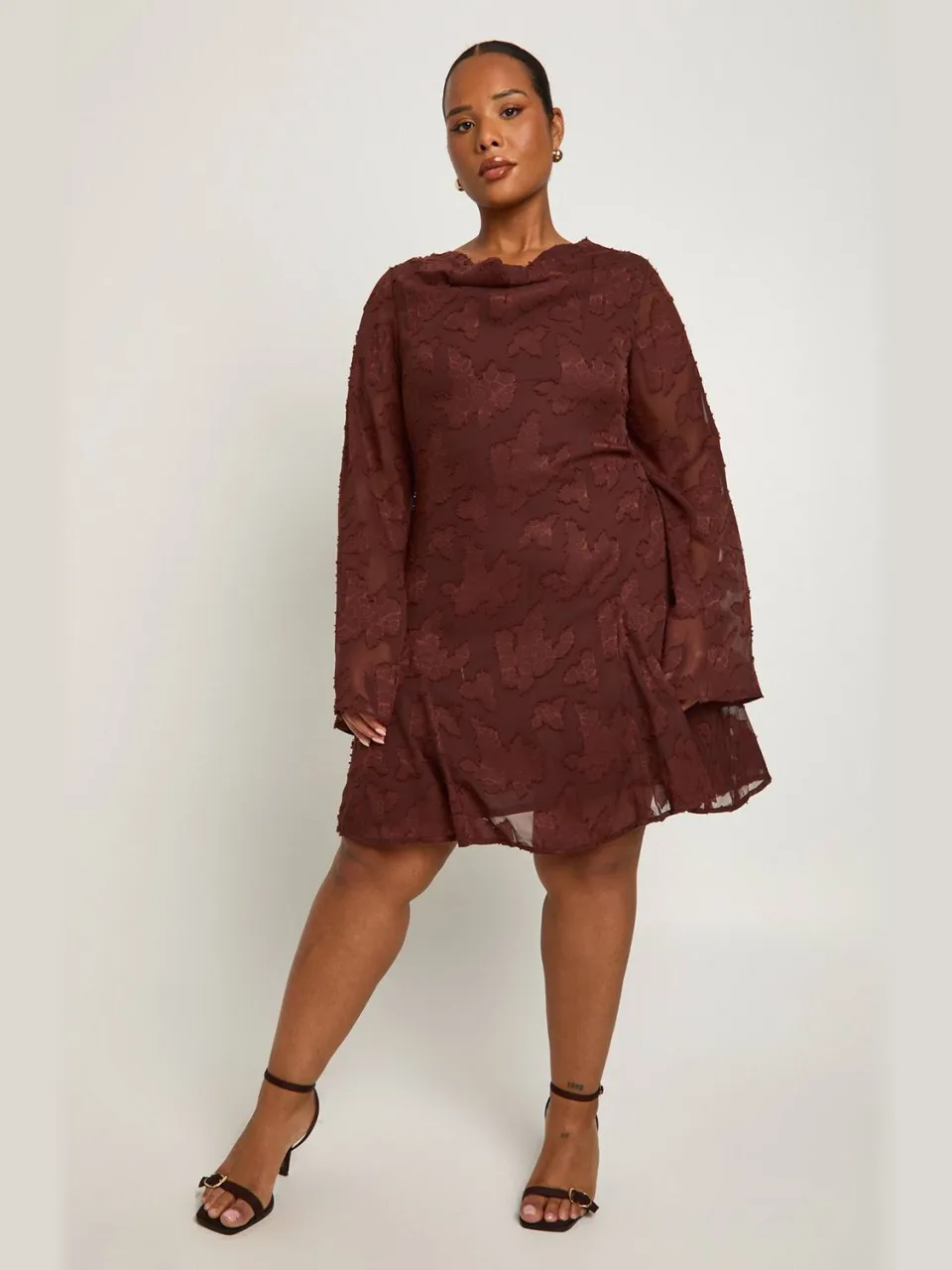 boohoo Dames Plus Burnout cowl-hals voorzijde ruche skaterjurk chocoladebruin, foto 3