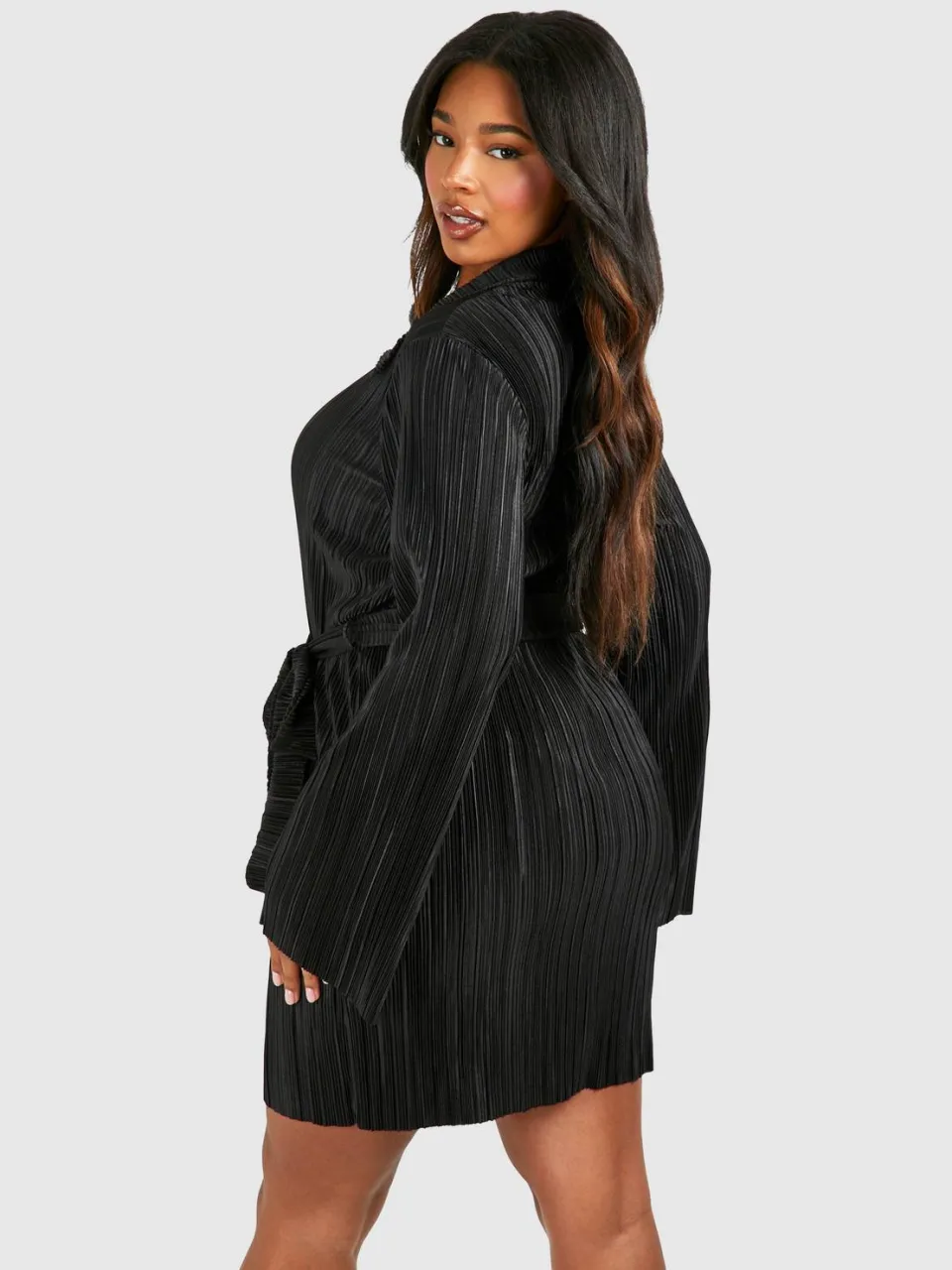 boohoo Dames Plus Plisse Uitlopende Mouw Tie Shirtjurk zwart, foto 2