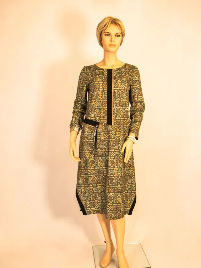 vetla Groene jurk met print geaccentueerd door zwarte decoratieve details