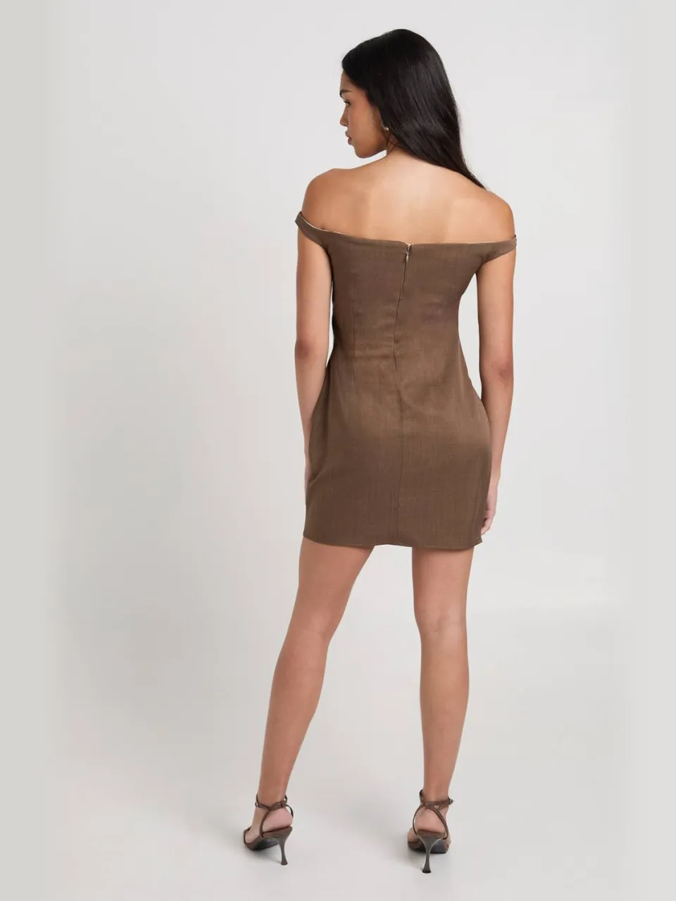 boohoo Dames Bardot Cup Detail Getailleerde Mini Jurk chocoladebruin, foto 2