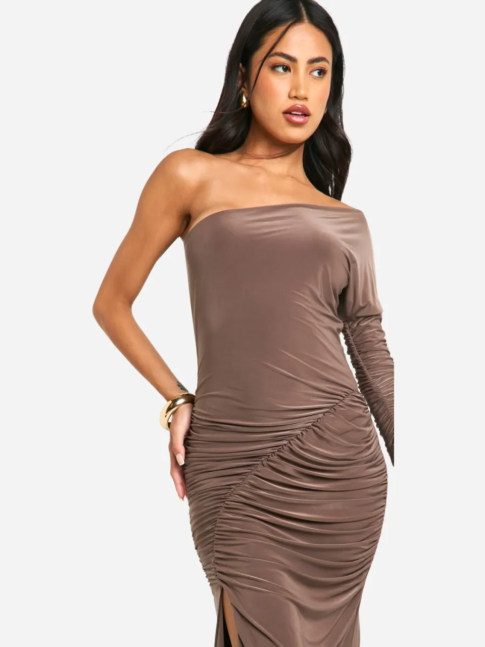boohoo Dames One-shoulder slinky geroqueerde maxi-jurk mokka, foto 2