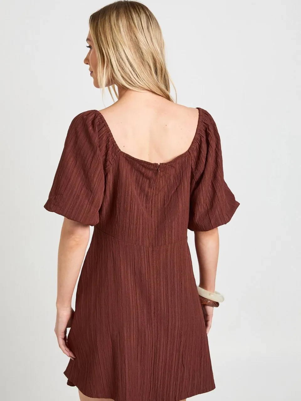 boohoo Dames Petite Getextureerde Volumemouwen Mini Jurk chocoladebruin, foto 3