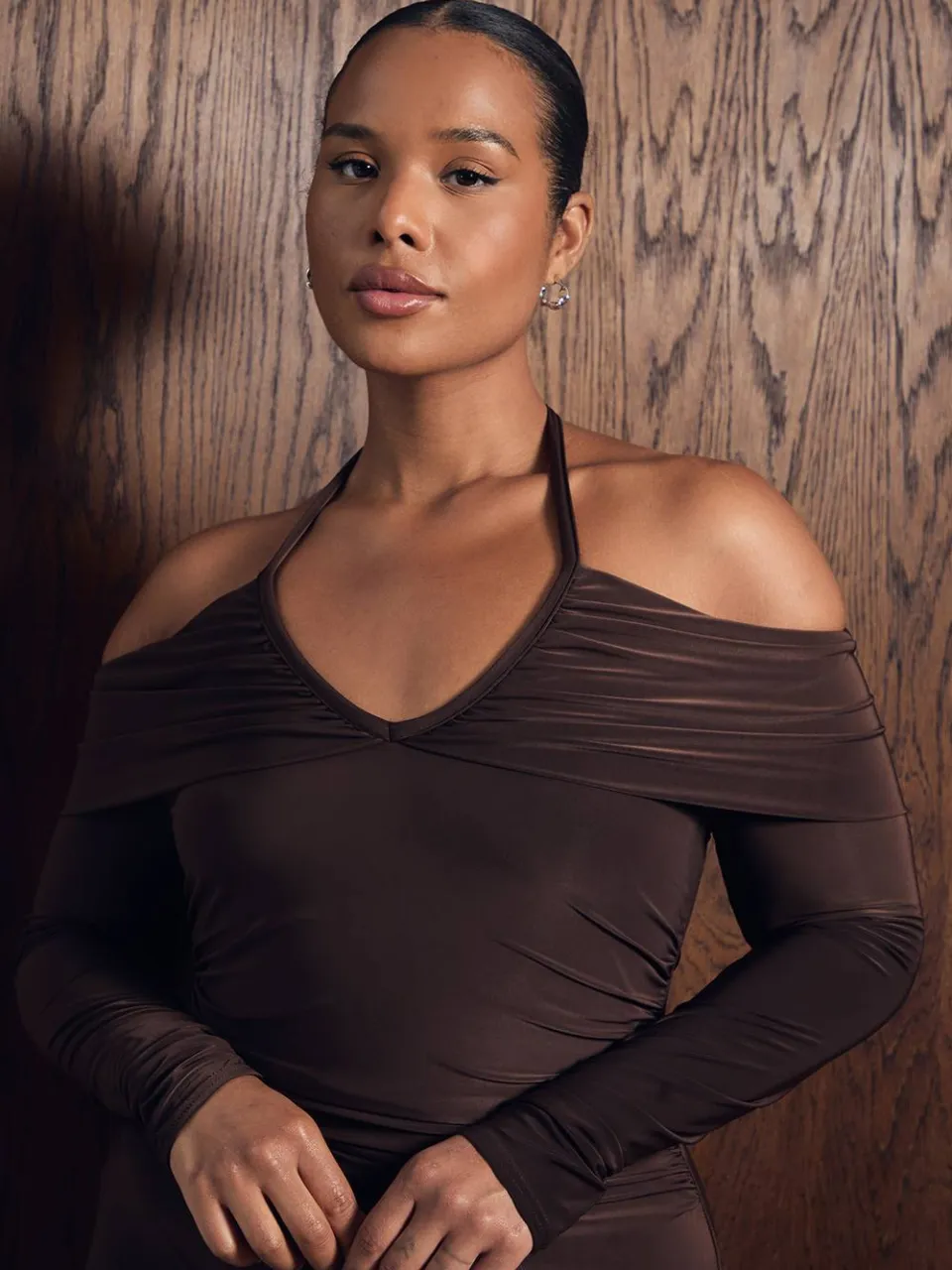 boohoo Dames Plus Bardot Maxi Jurk Met Lange Mouwen En Halternek chocoladebruin, foto 3