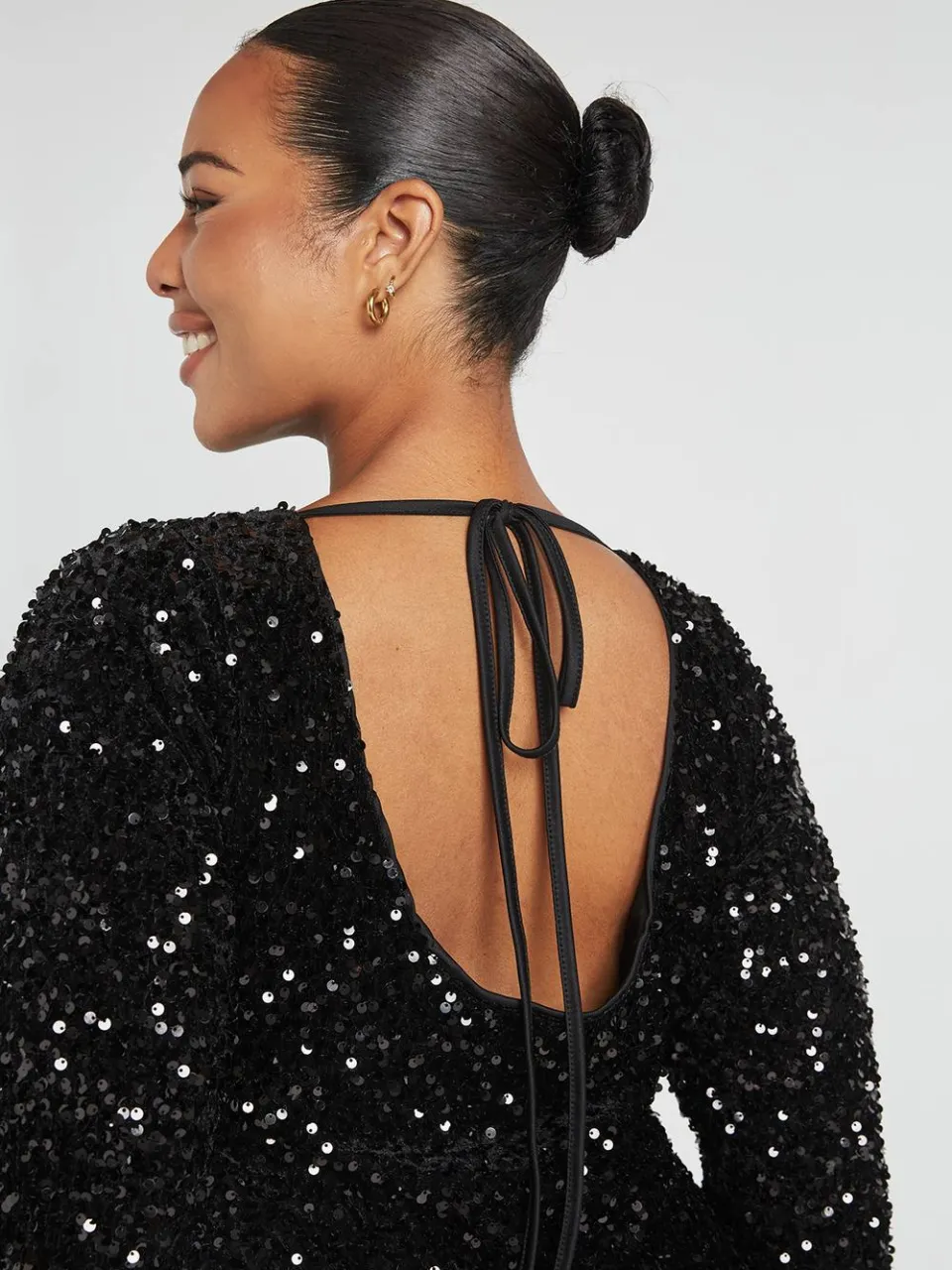 boohoo Dames Plus Fluwelen Pailletten Jurk Met Strikdetail Op De Rug zwart, foto 4