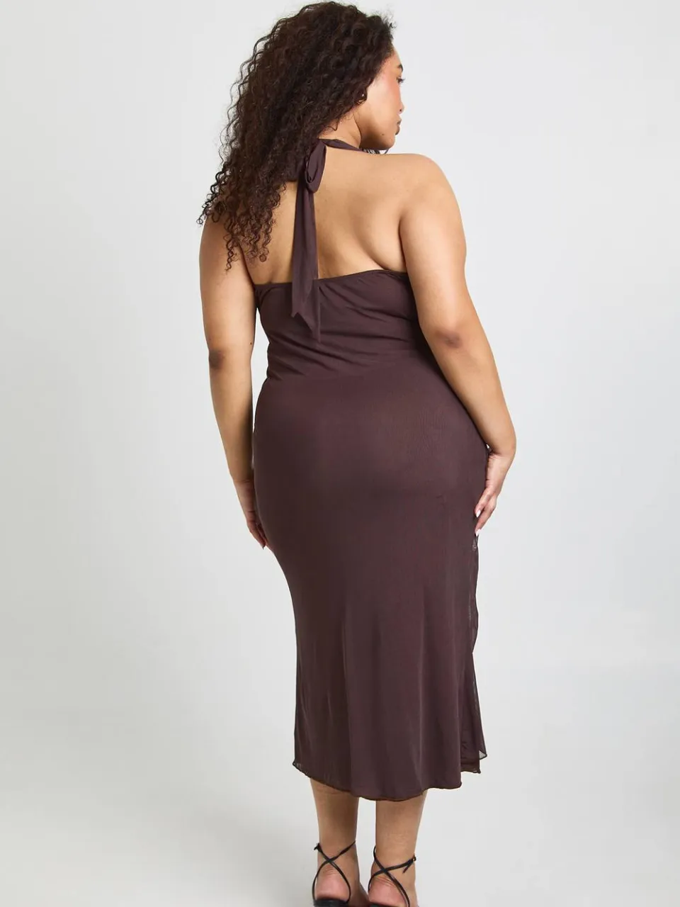 boohoo Dames Plus Halter Goudkleurige Trim Geplooid Midaxi, foto 3