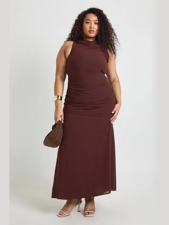 boohoo Dames Plus Cowl Neck Geplooide Rok Maxi Jurk Chocoladebruin