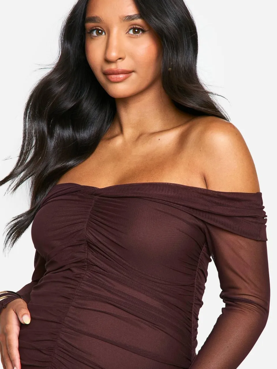 boohoo Dames Emily Shak Maternity Slinky Off The Shoulder Langmouw Ruched Midaxi Jurk chocoladebruin, foto 2