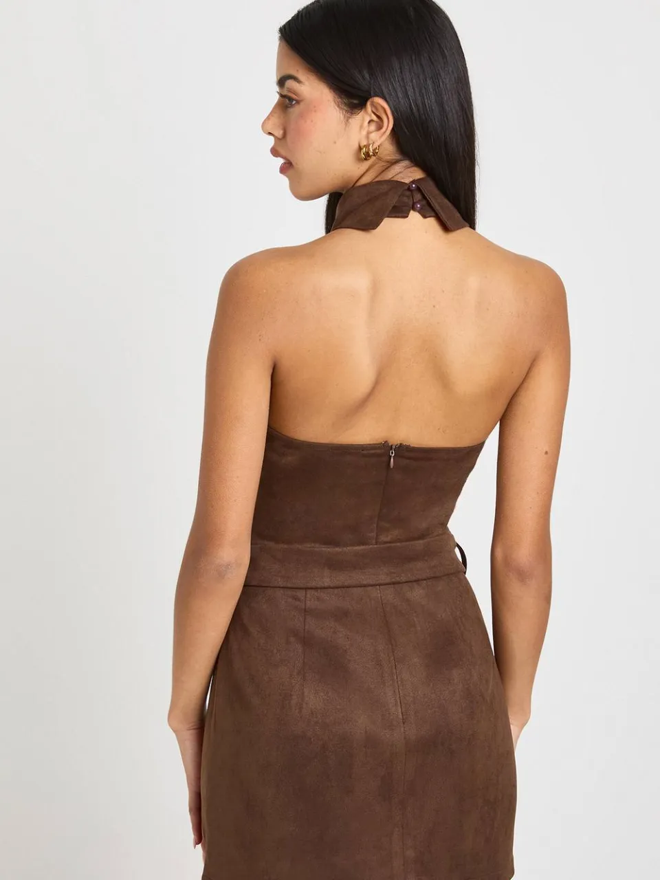 boohoo Dames Faux Suede Halterneck Jurk Met Riemdetail Mini chocoladebruin, foto 3
