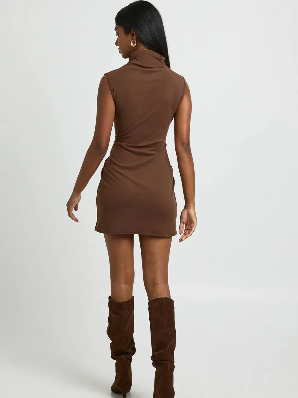 boohoo Dames Basic Supersoft Rolkraag Mouwloze Mini Jurk chocoladebruin, foto 2