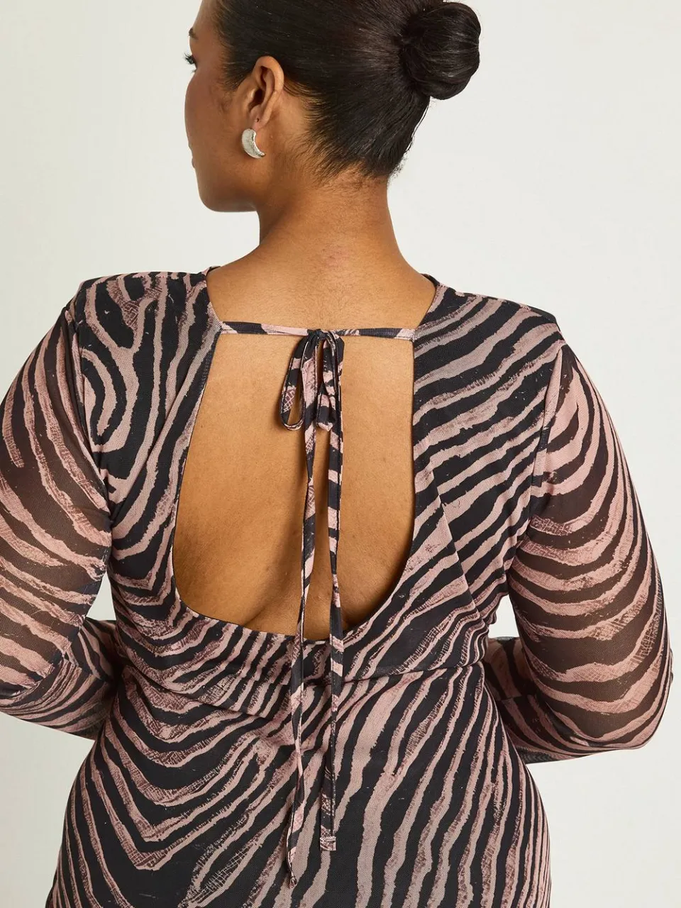 boohoo Dames Plus Zebra Schoudervulling Midaxi Jurk zwart, foto 4