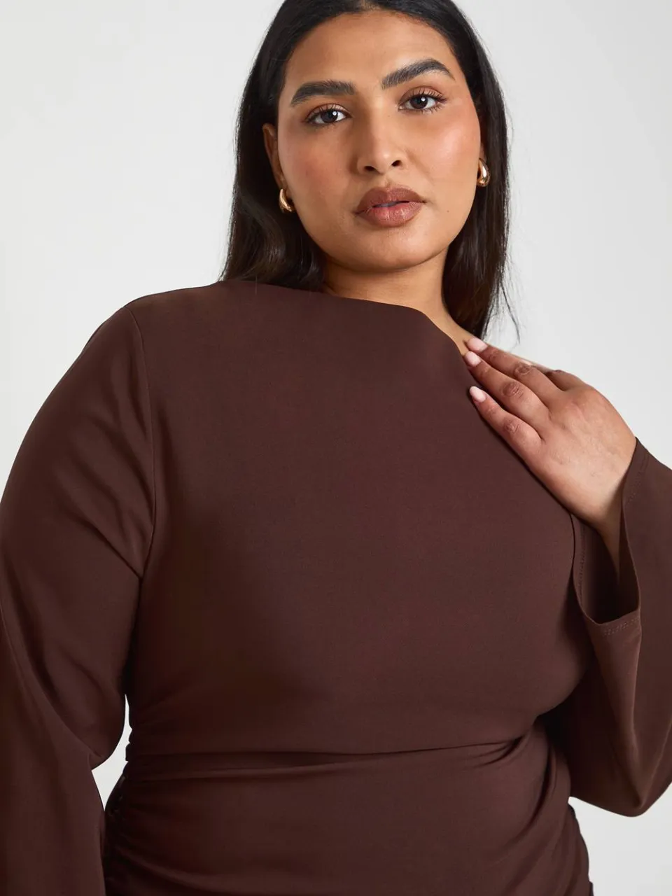 boohoo Dames Plus Jurk Met Uitlopende Mouwen, Off-shoulder En Plooien chocoladebruin, foto 4