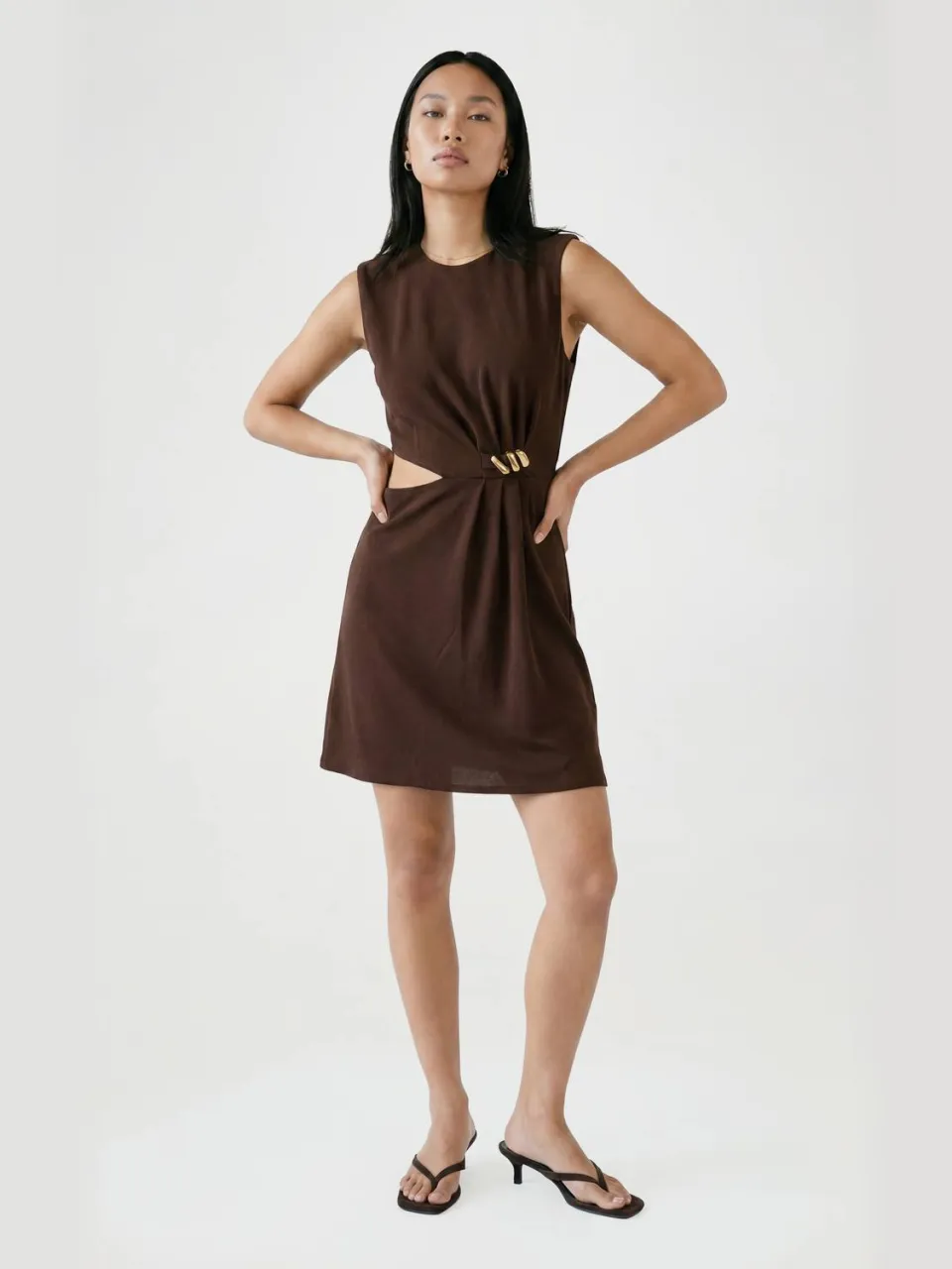 boohoo Dames Mini-jurk Met Schoudervulling En Goudkleurige Details, foto 3