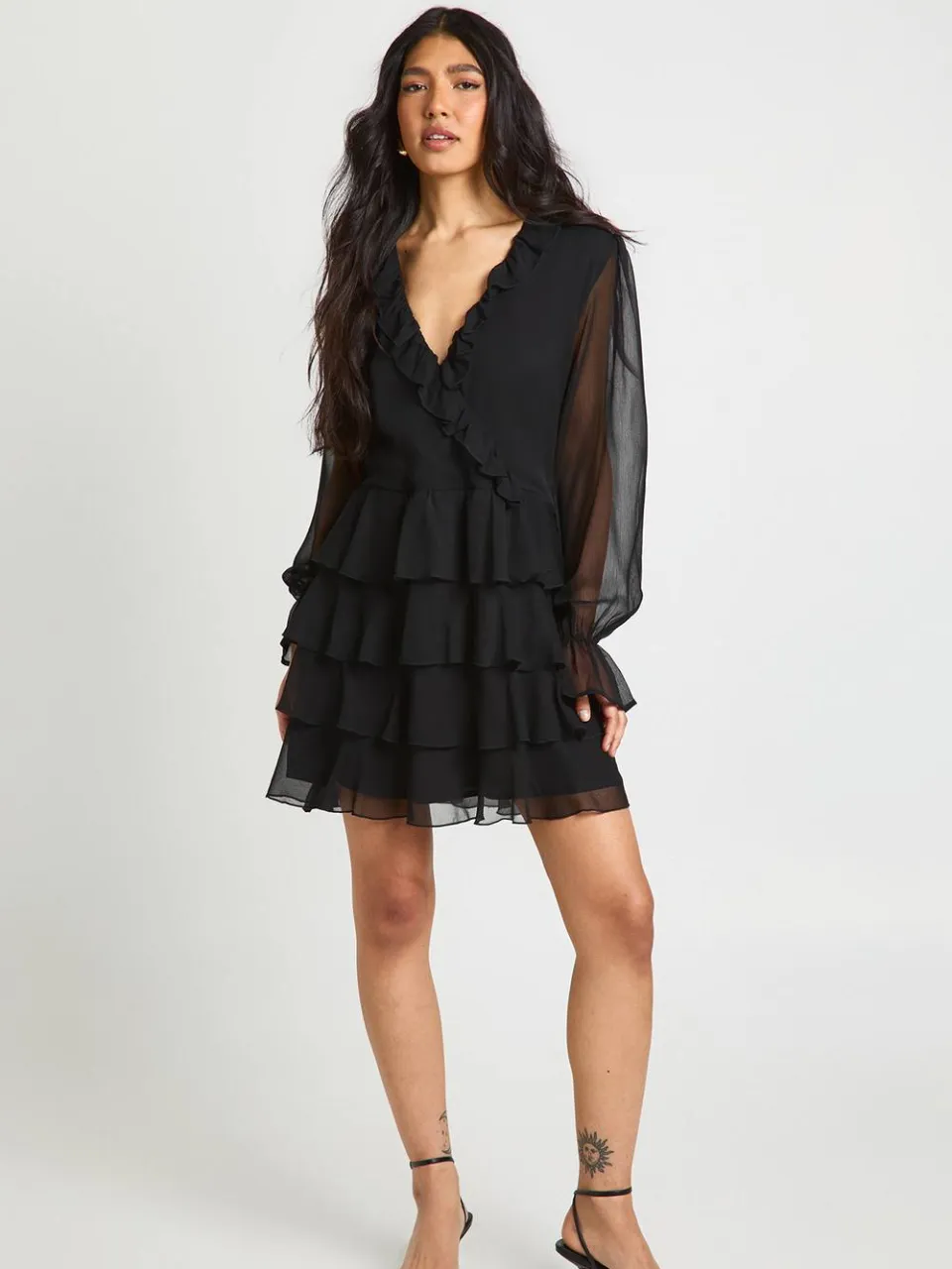 boohoo Dames Tall Chiffon Mini Jurk met Ruffle Details zwart, foto 3