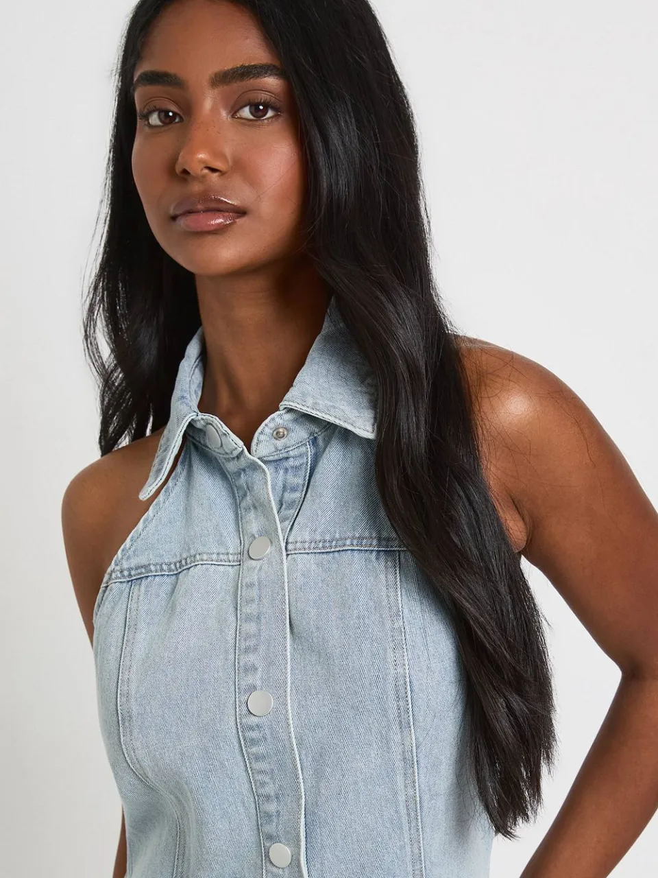 boohoo Dames Halternek Getailleerde Denim Mini-jurk Met Knoopsluiting, foto 4