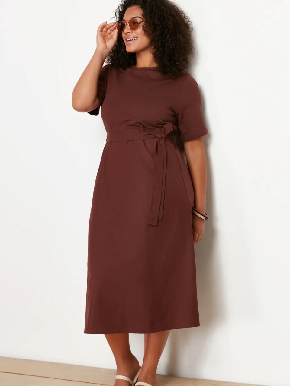 Trendyol Curve Dames Bruin Effen Midi Kort Casual A-lijn Grote maten Jurk, foto 2