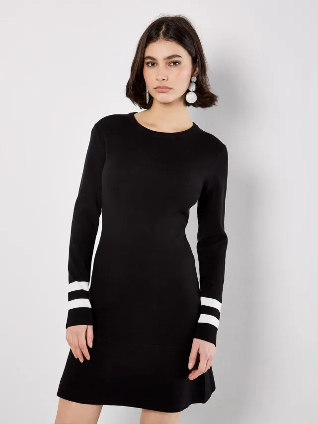 Apricot Mini-jurk van gebreide jersey met getailleerde pasvorm en uitlopende rok en gestreepte manchetten Zwart