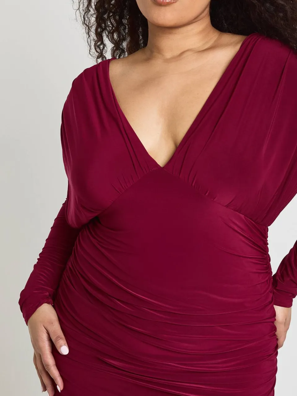 boohoo Dames Plus Slinky Plunge Geplooid Detail Maxi Jurk donkerrood, foto 3