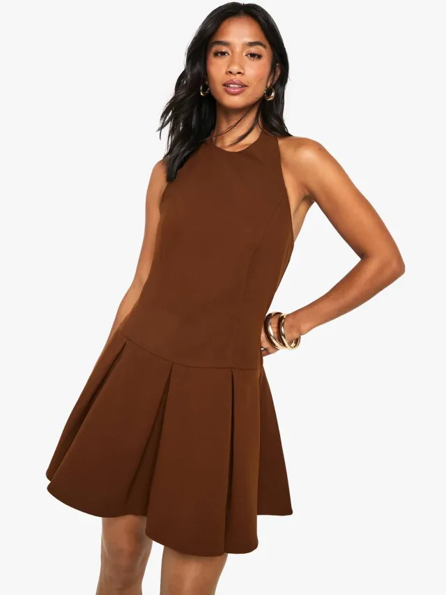 boohoo Dames Petite getailleerde mini-jurk met hoge hals en plooien Chocoladebruin